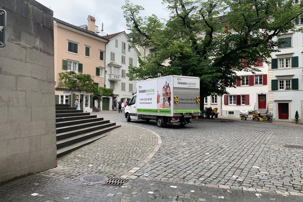 Umzugsfirma Winterthur: Umzugswagen von Tanner Umzüge auf einem Platz mit Kopfsteinpflaster