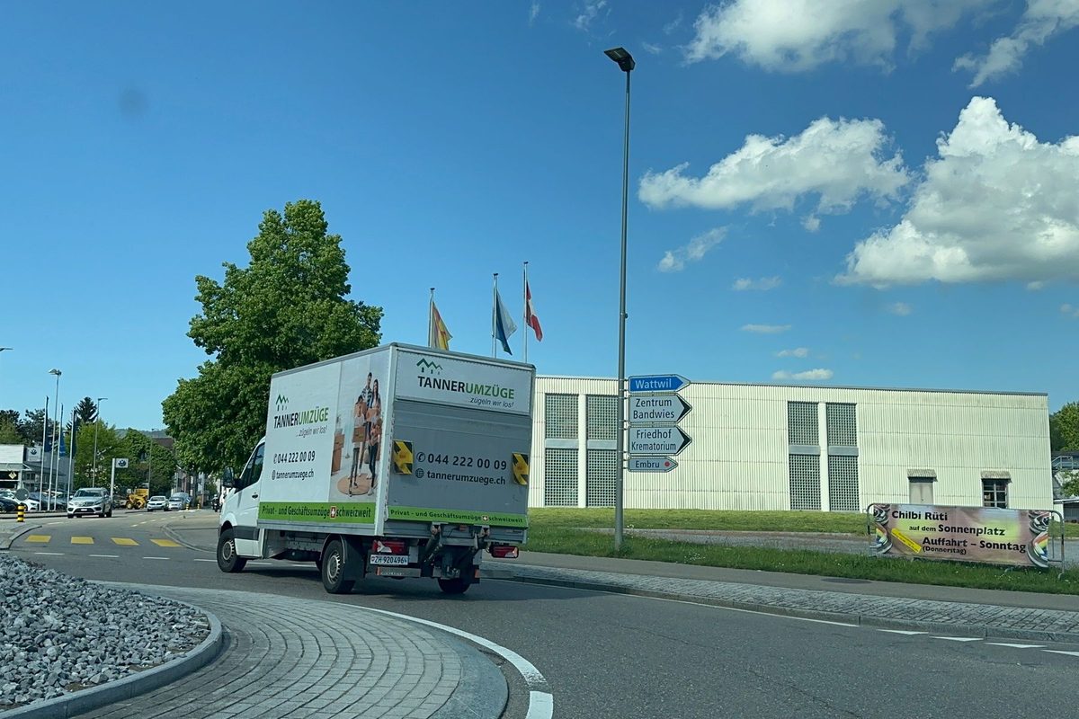 Umzugsfirma Wallisellen: Umzugswagen von Tanner Umzüge vor einem Gewerbegebäude