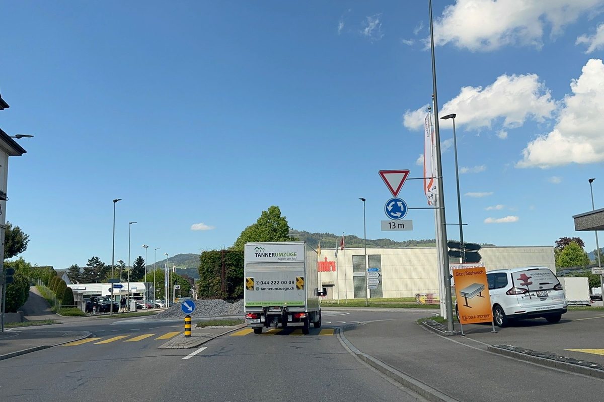 Umzugsfirma Volketswil: Umzugswagen von Tanner Umzüge auf der Fahrt über einen Kreisel