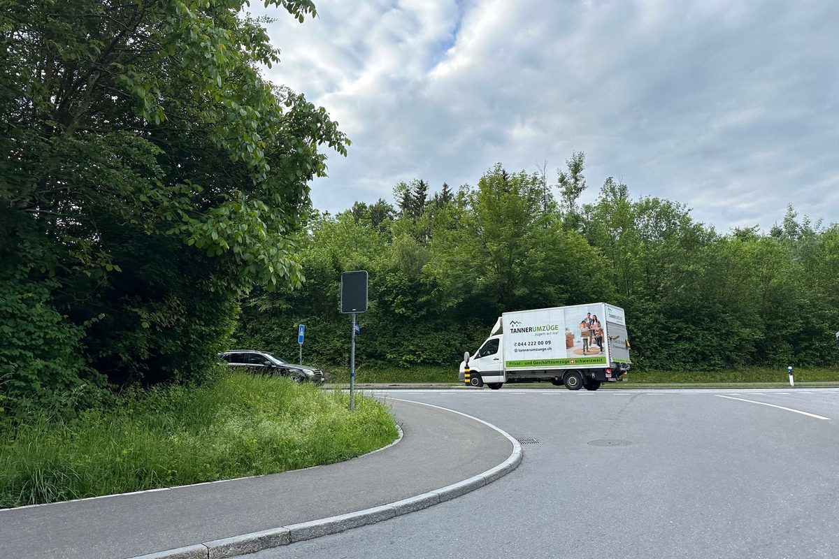 Umzugsfirma in Ihrer Nähe: Umzugswagen von Tanner Umzüge auf einer Landstrasse am Ortsrand