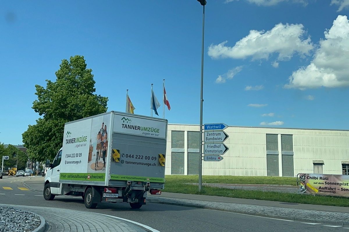 Umzugsfirma Stäfa: Umzugswagen von Tanner Umzüge auf einer Durchgangsstrasse