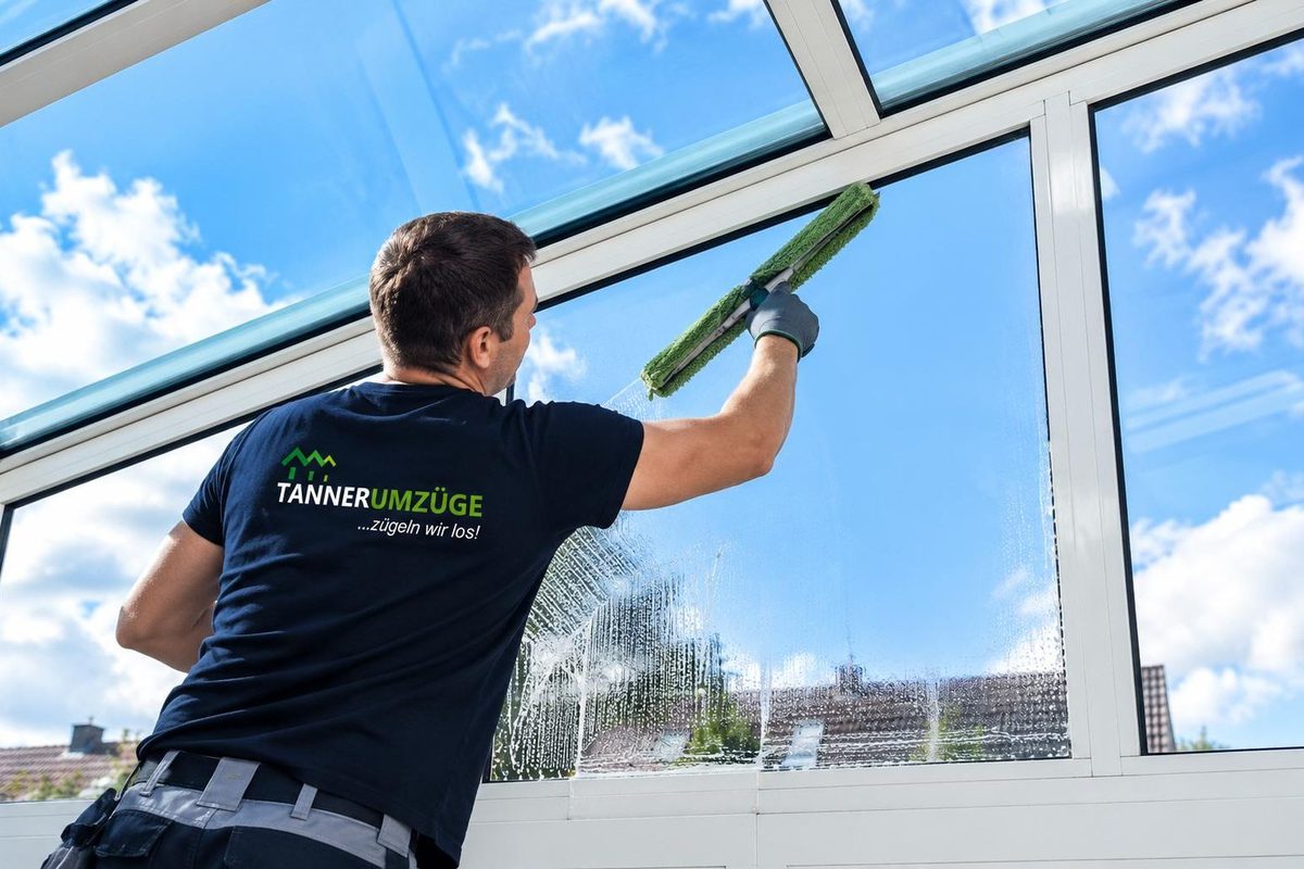Umzugsfirma Limmattal und Knonauer Amt: Ein Mitarbeiter von Tanner Umzüge reinigt ein grosses Fenster mit dem Abzieher