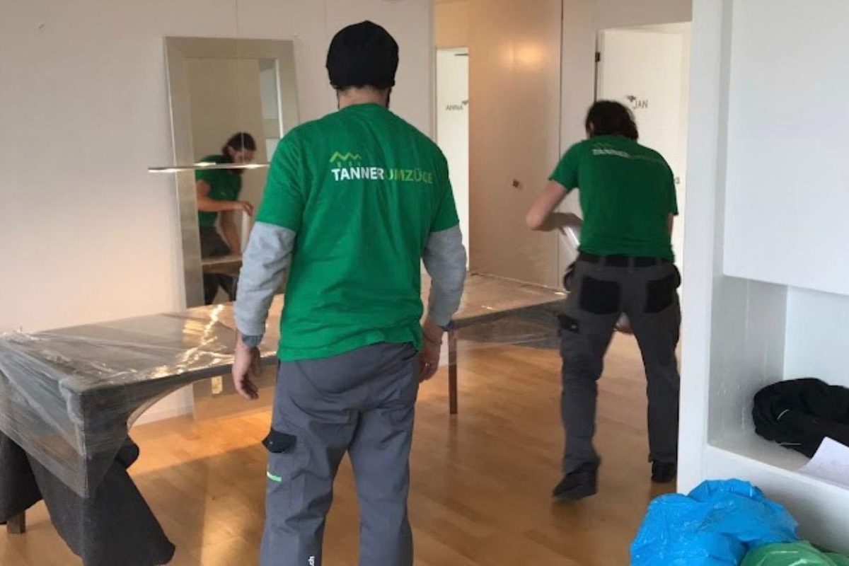 Eine Zürcher Umzugsfirma, bei der man weiss, wer kommt: Zwei Mitarbeiter von Tanner Umzüge in Arbeitskleidung räumen eine Wohnung ein