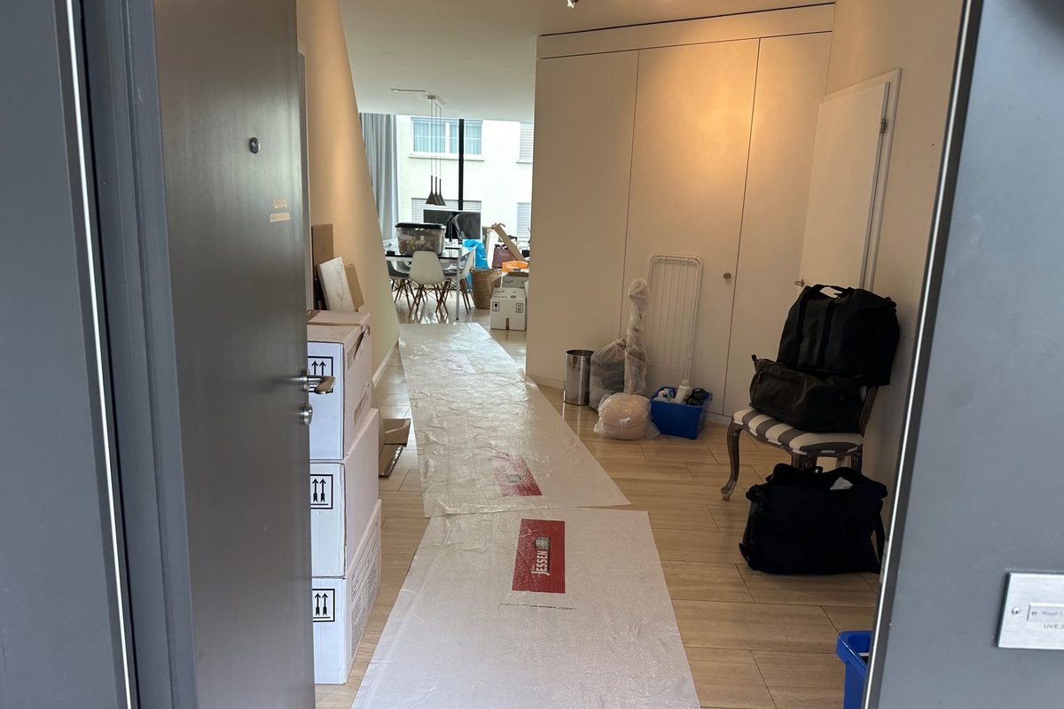 Eine helle Wohnung mit ausgelegtem Bodenschutz, bereit für die ersten Möbel