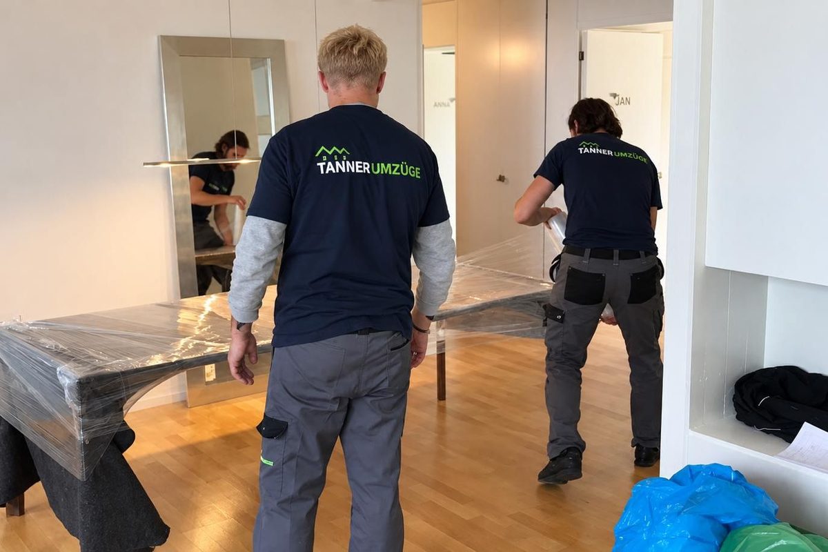 Räumungsfirma Zürich: Zwei Mitarbeiter von Tanner Umzüge räumen die letzten Stücke aus einer leeren Wohnung